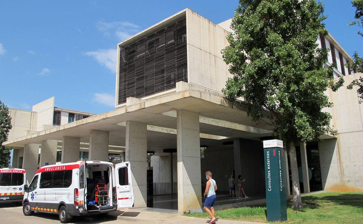 Dos ambulancias en la entrada de consultas externas del Hospital de Dénia. 