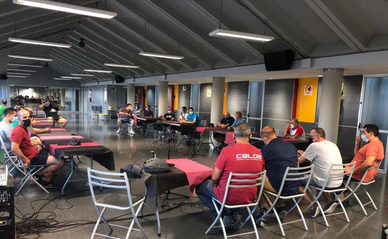 La reunión entre representantes del Ayuntamiento y las peñas. 