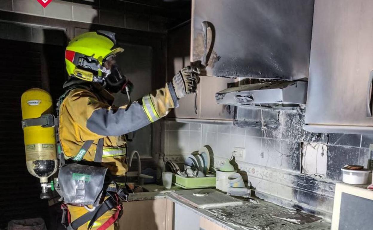 Los bomberos, en la vivienda afectada. 