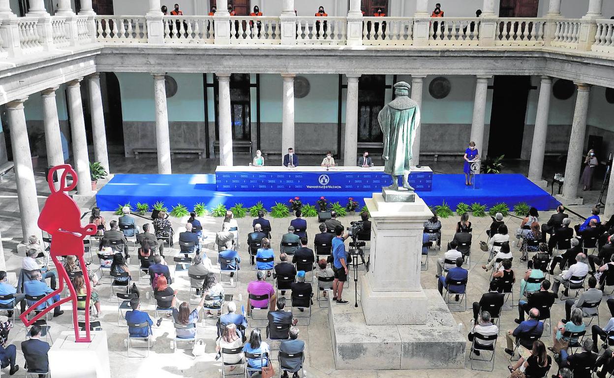 Acto de apertura del curso, celebrado en el claustro del edificio La Nau de la Universitat de València. 