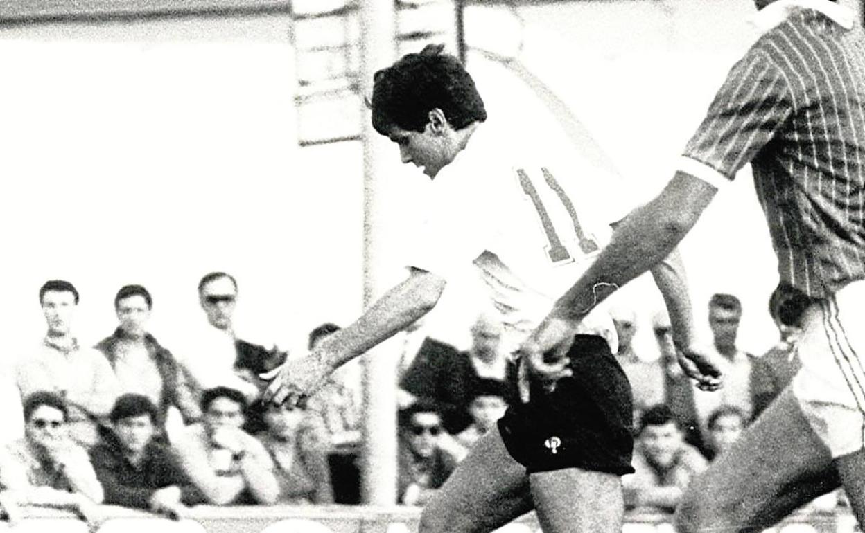 El hombre del gol. Jon García, en una imagen de un partido del Valencia, formó en la delantera con Fenoll y fue quien inauguró el marcador al cuarto de hora del inicio. 