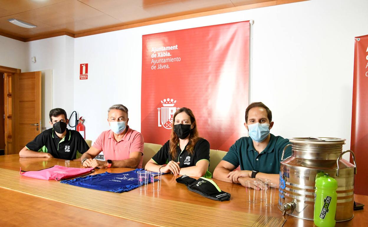 La presidenta del CA Llebeig con el alcalde de Xàbia y el edil de Deportes en la presentación del Trixàbia. 