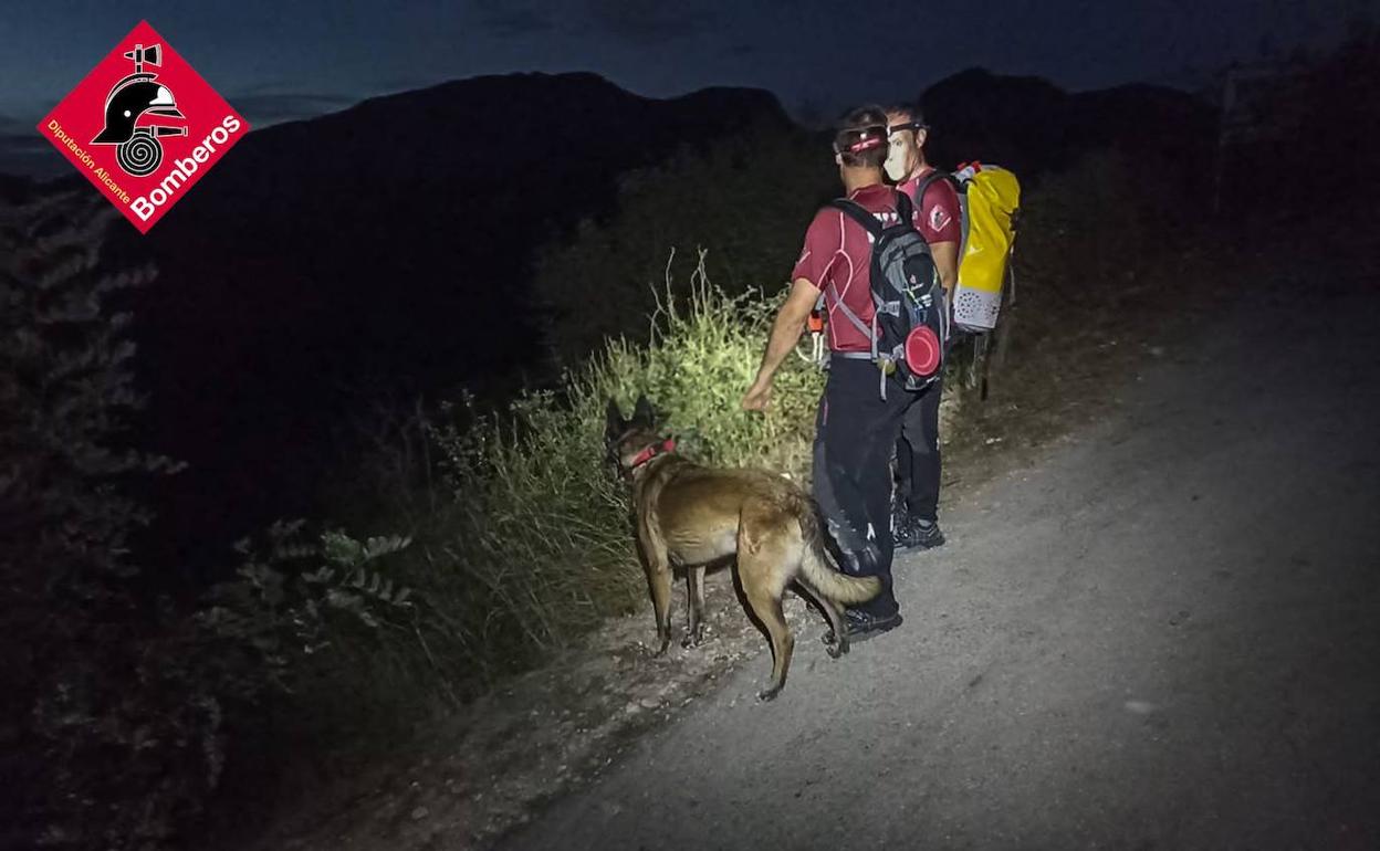 La unidad canina que rastreaba anoche la zona. 