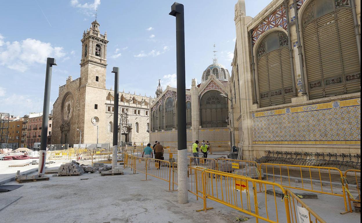 Trabajos en la plaza de Ciudad de Brujas, en la que ya se ve la instalación de los pilares para las futuras pérgolas.