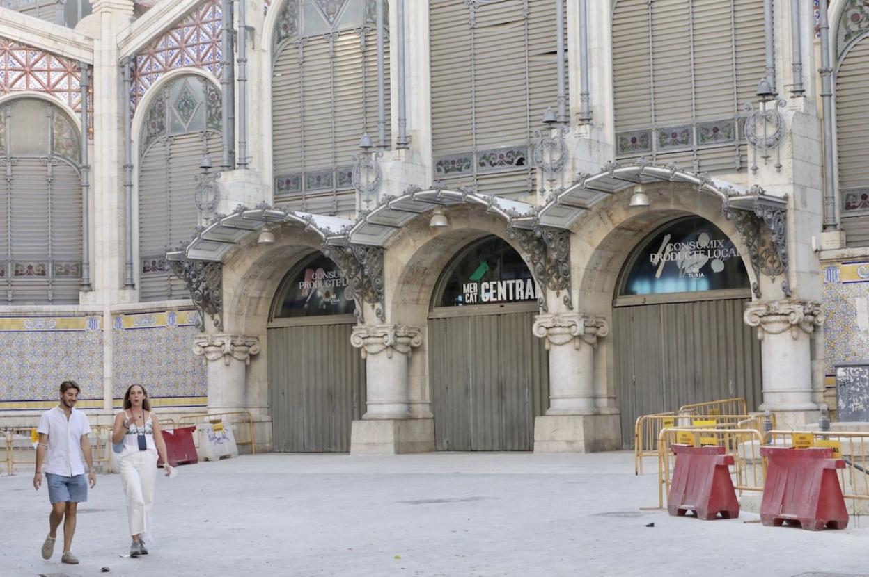 Sin escalones.  La entrada al Mercado Central por la calle de Palafox tras las obras. Irene Marsilla