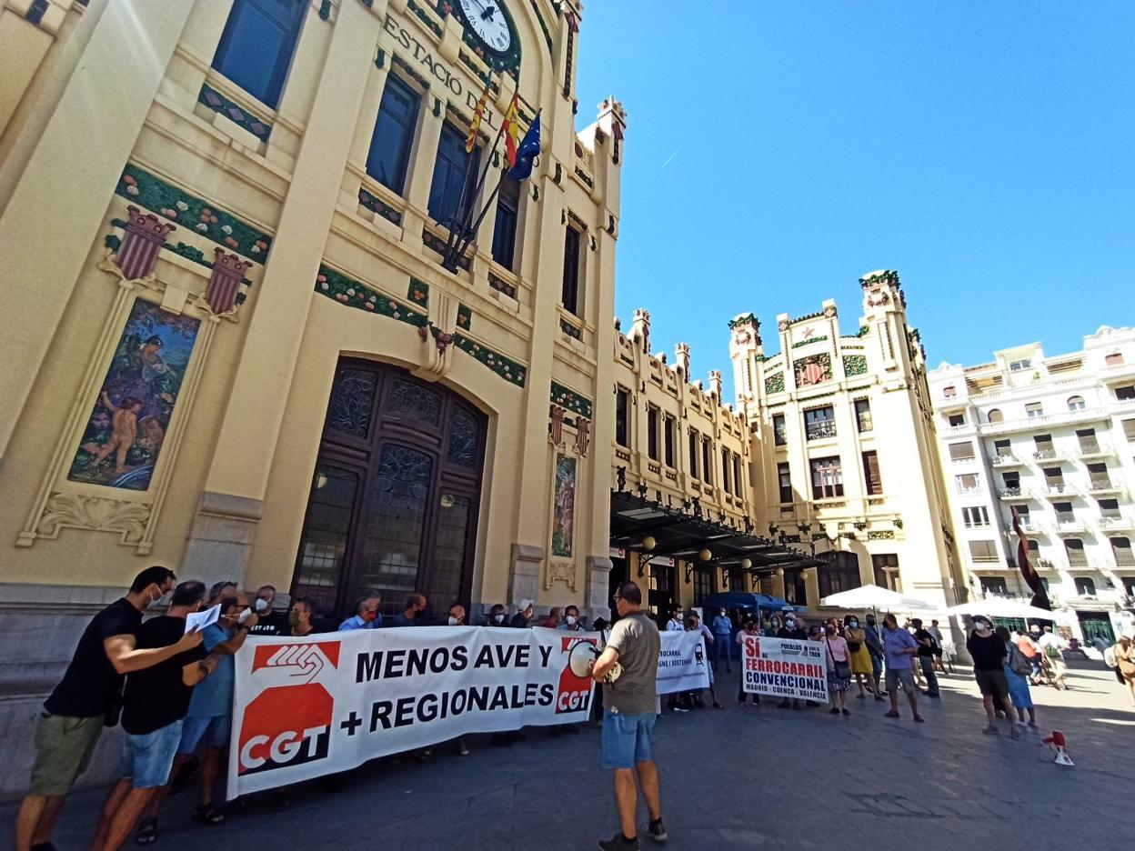 La concentración de ayer en las puertas de la Estación del Norte de Valencia. lp