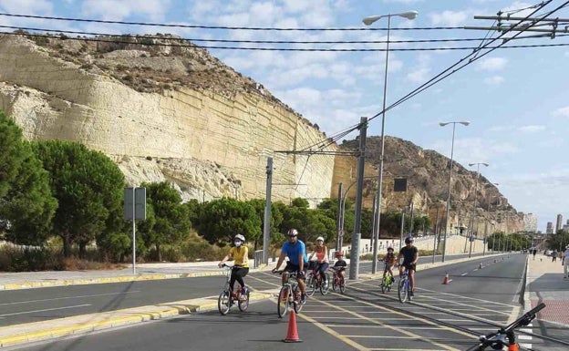 Una familia de ciclistas en la avenida de Villajoyosa de Alicante. 