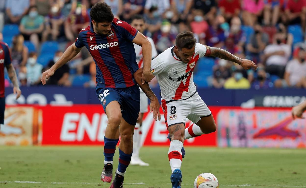 Melero pelea un balón con Trejo