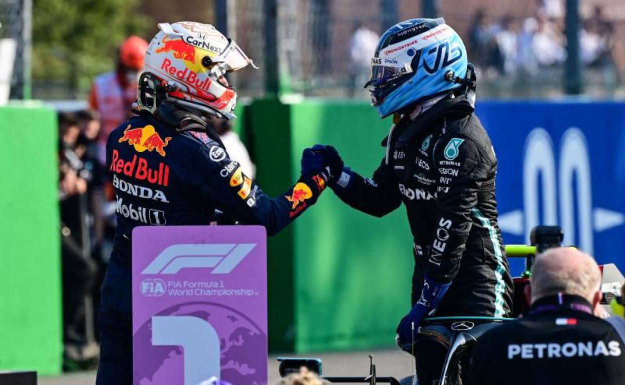 Saludo entre Verstappen y Bottas tras la carrera esprint en Monza.