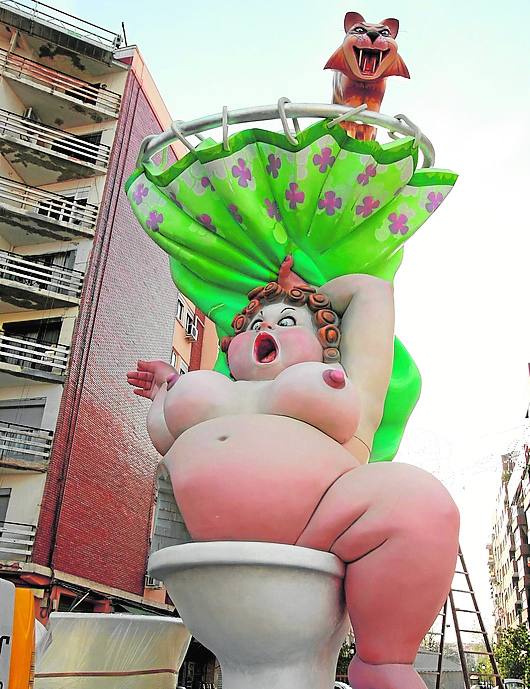 Erotismo. Una gigantesca mujer desnuda, en 2007 en la falla Quart-Velázquez.