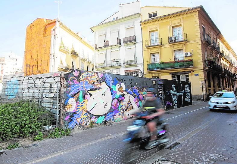 Solares. Terreno ubicado en Ciutat Vella, rodeado de grafitis, en el centro de Valencia la pasada semana.