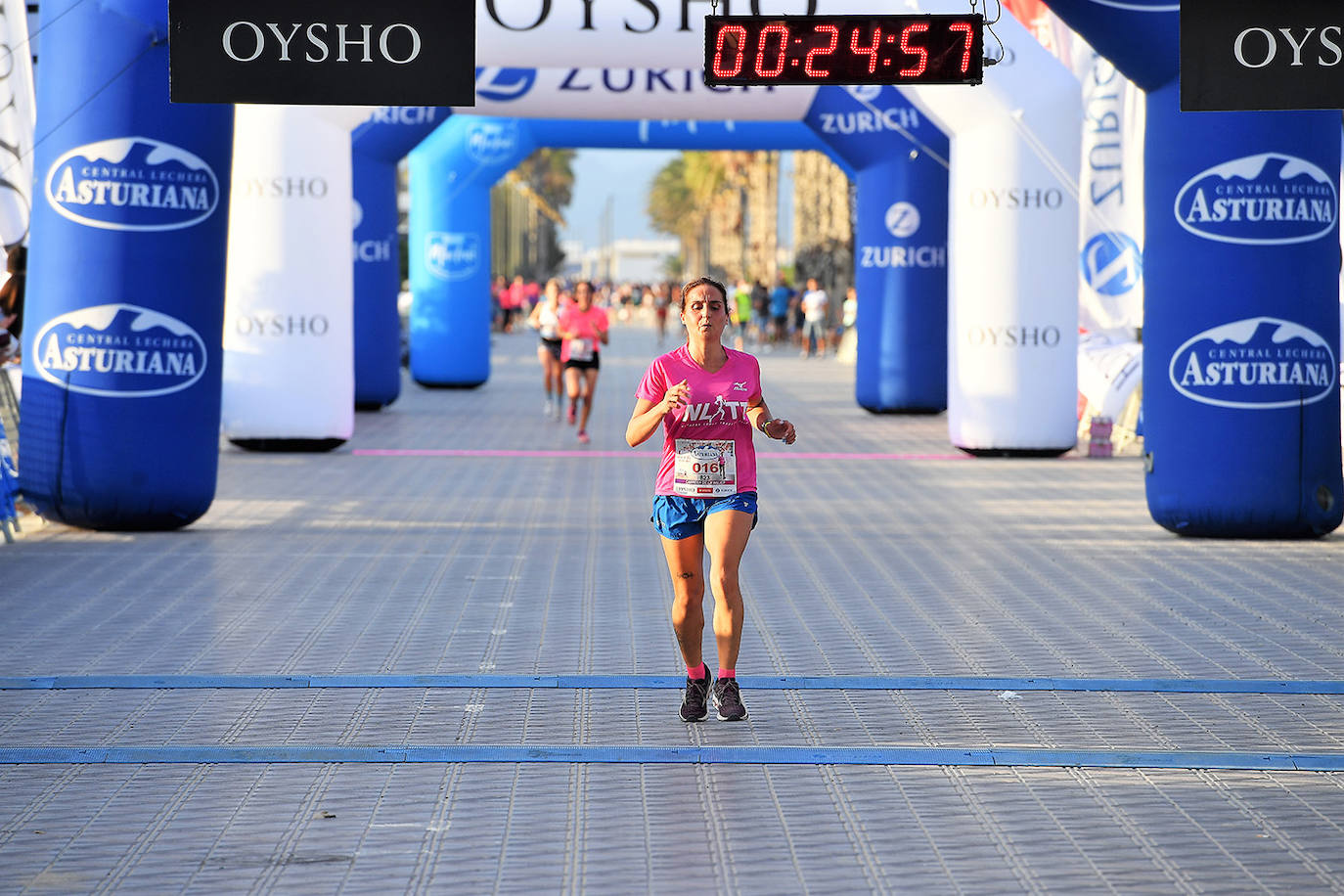 Una marea rosa tomó este sábado las calles de Valencia: 4.000 mujeres participaron ayer en la Carrera de la Mujer que tuvo lugar en la ciudad. En un ambiente festivo y después de un año de parón debido a la pandemia, las participantes recorrieron diferentes calles junto a la playa de la Malvarrosa. 