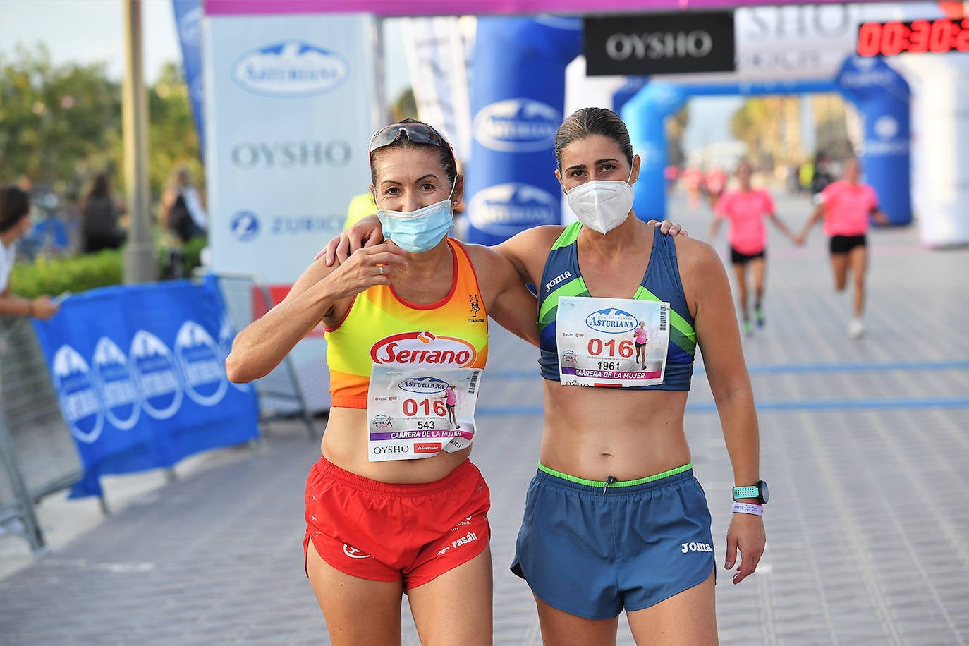 Una marea rosa tomó este sábado las calles de Valencia: 4.000 mujeres participaron ayer en la Carrera de la Mujer que tuvo lugar en la ciudad. En un ambiente festivo y después de un año de parón debido a la pandemia, las participantes recorrieron diferentes calles junto a la playa de la Malvarrosa. 