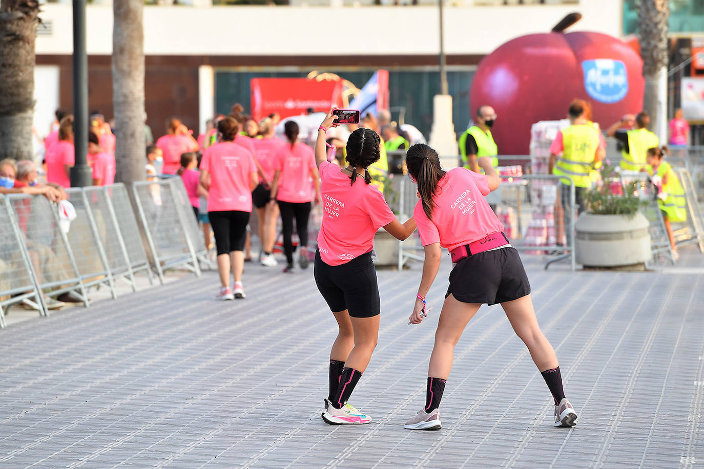 Una marea rosa tomó este sábado las calles de Valencia: 4.000 mujeres participaron ayer en la Carrera de la Mujer que tuvo lugar en la ciudad. En un ambiente festivo y después de un año de parón debido a la pandemia, las participantes recorrieron diferentes calles junto a la playa de la Malvarrosa. 