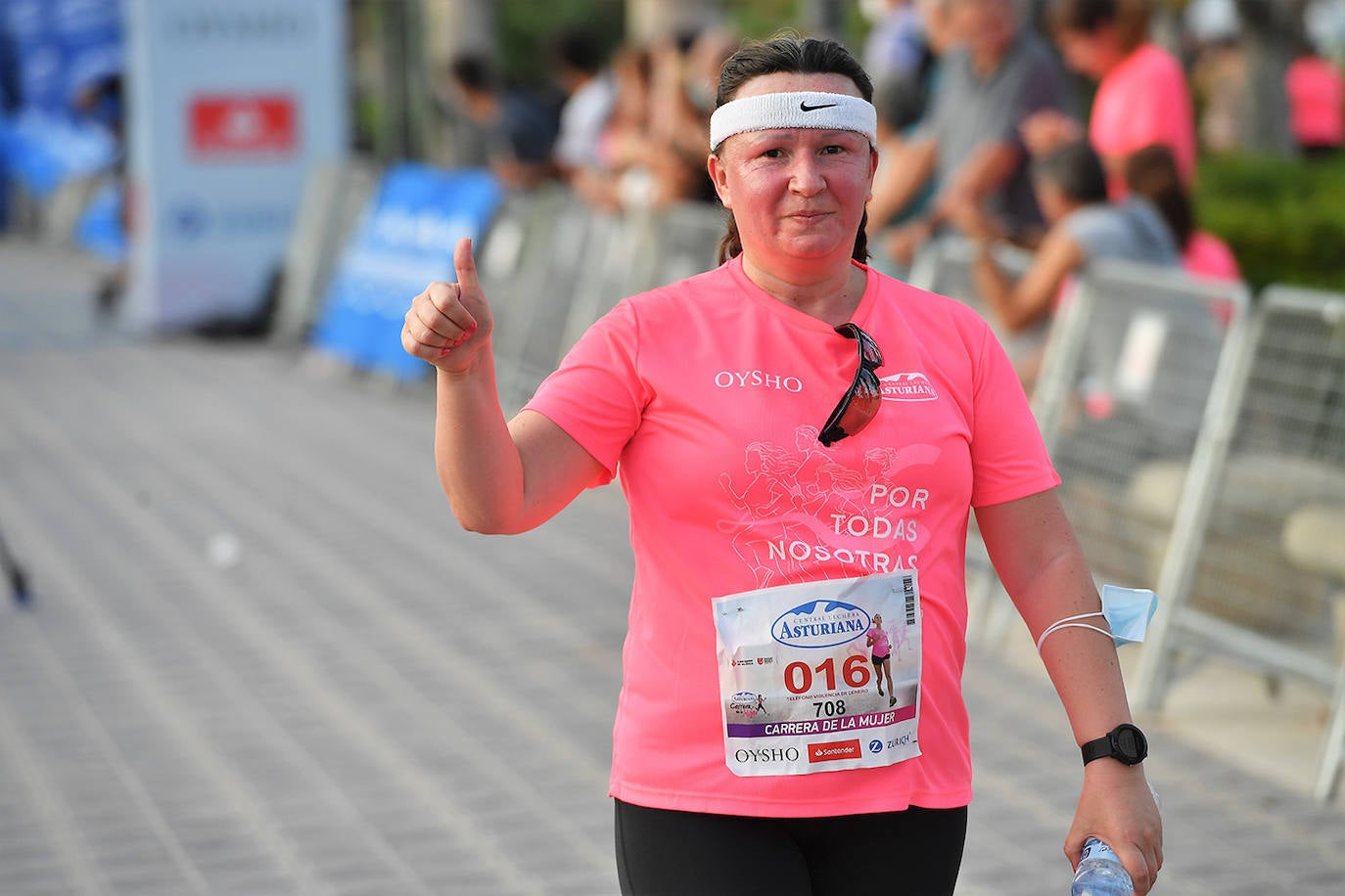 Una marea rosa tomó este sábado las calles de Valencia: 4.000 mujeres participaron ayer en la Carrera de la Mujer que tuvo lugar en la ciudad. En un ambiente festivo y después de un año de parón debido a la pandemia, las participantes recorrieron diferentes calles junto a la playa de la Malvarrosa. 