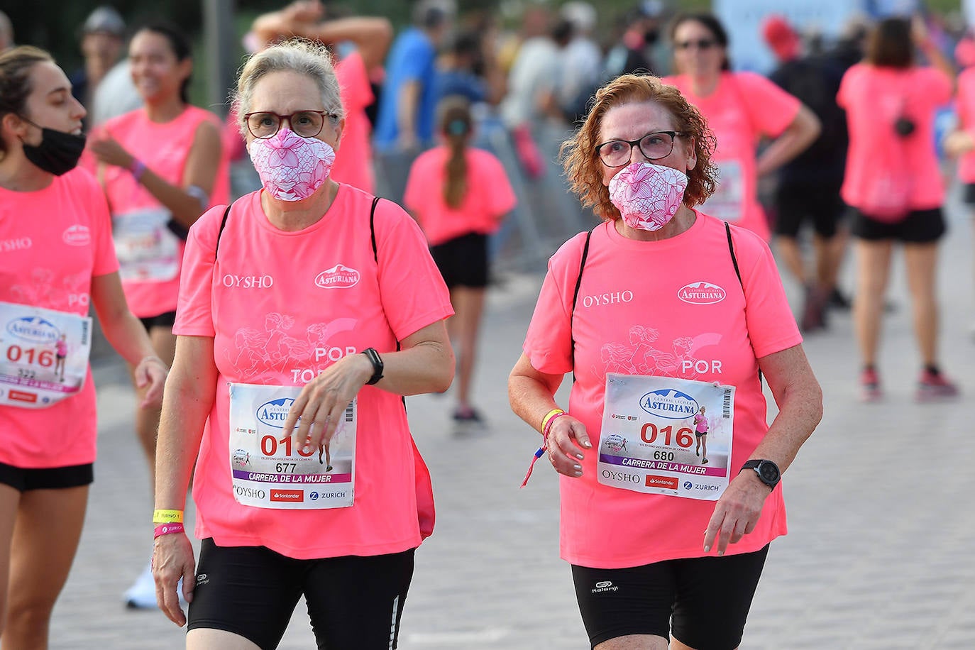 Una marea rosa tomó este sábado las calles de Valencia: 4.000 mujeres participaron ayer en la Carrera de la Mujer que tuvo lugar en la ciudad. En un ambiente festivo y después de un año de parón debido a la pandemia, las participantes recorrieron diferentes calles junto a la playa de la Malvarrosa. 