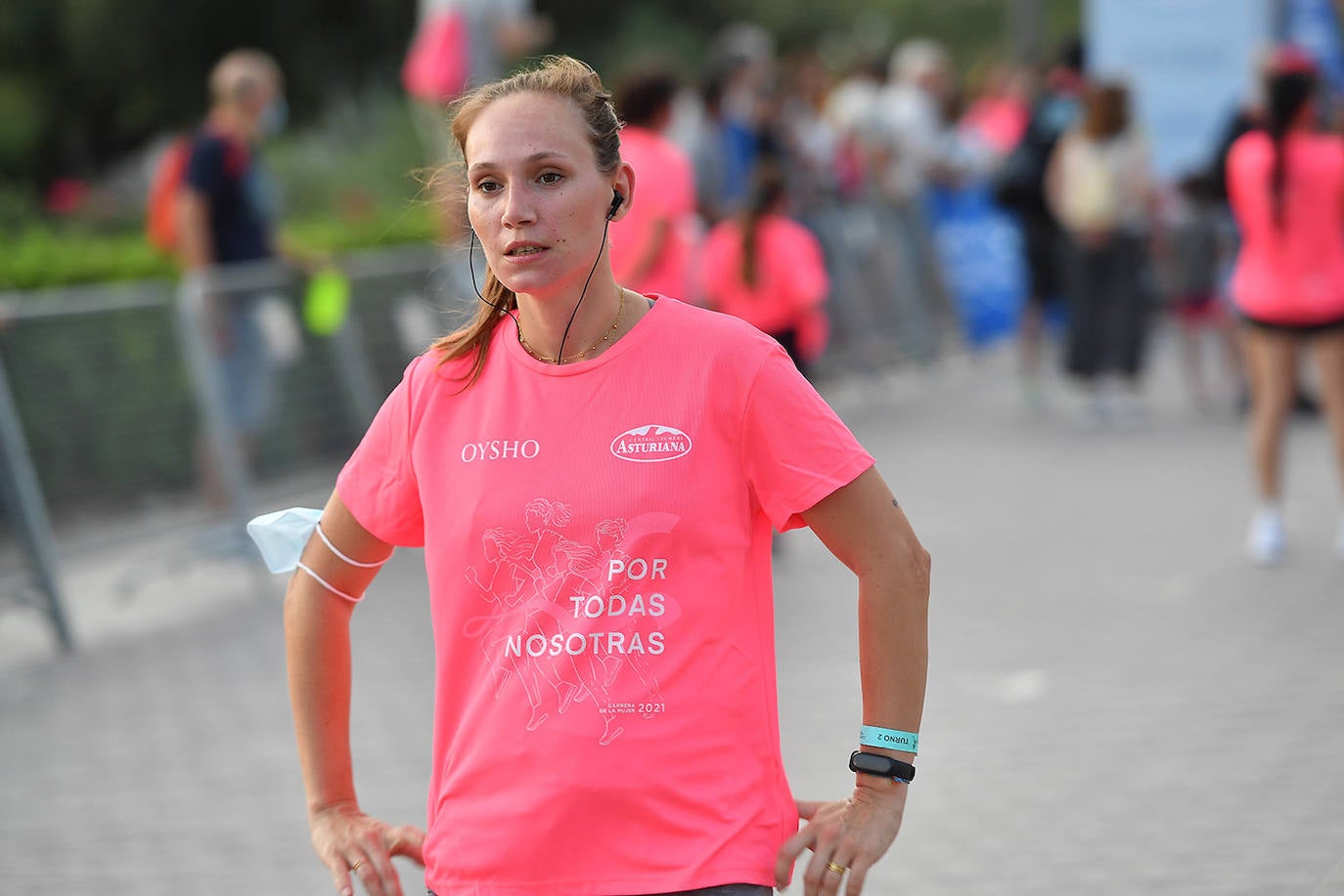 Una marea rosa tomó este sábado las calles de Valencia: 4.000 mujeres participaron ayer en la Carrera de la Mujer que tuvo lugar en la ciudad. En un ambiente festivo y después de un año de parón debido a la pandemia, las participantes recorrieron diferentes calles junto a la playa de la Malvarrosa. 