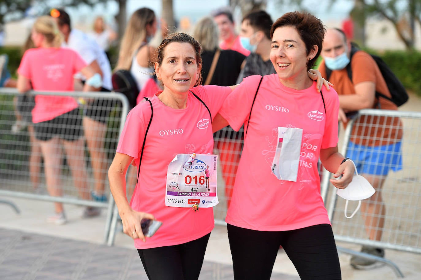 Una marea rosa tomó este sábado las calles de Valencia: 4.000 mujeres participaron ayer en la Carrera de la Mujer que tuvo lugar en la ciudad. En un ambiente festivo y después de un año de parón debido a la pandemia, las participantes recorrieron diferentes calles junto a la playa de la Malvarrosa. 