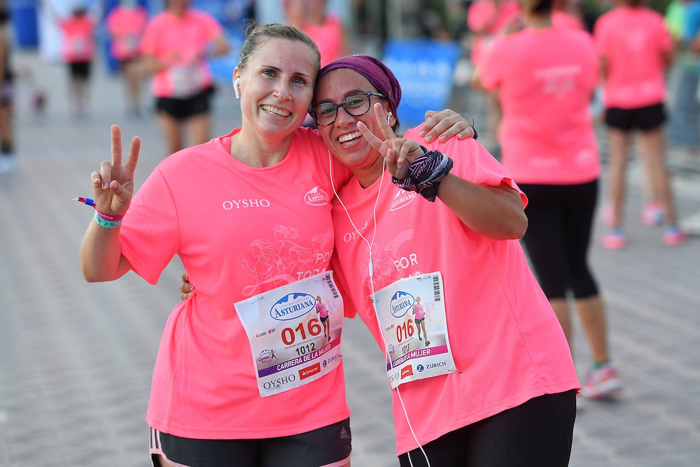 Una marea rosa tomó este sábado las calles de Valencia: 4.000 mujeres participaron ayer en la Carrera de la Mujer que tuvo lugar en la ciudad. En un ambiente festivo y después de un año de parón debido a la pandemia, las participantes recorrieron diferentes calles junto a la playa de la Malvarrosa. 