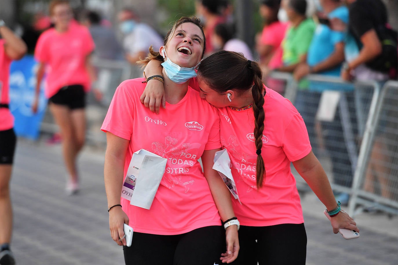 Una marea rosa tomó este sábado las calles de Valencia: 4.000 mujeres participaron ayer en la Carrera de la Mujer que tuvo lugar en la ciudad. En un ambiente festivo y después de un año de parón debido a la pandemia, las participantes recorrieron diferentes calles junto a la playa de la Malvarrosa. 