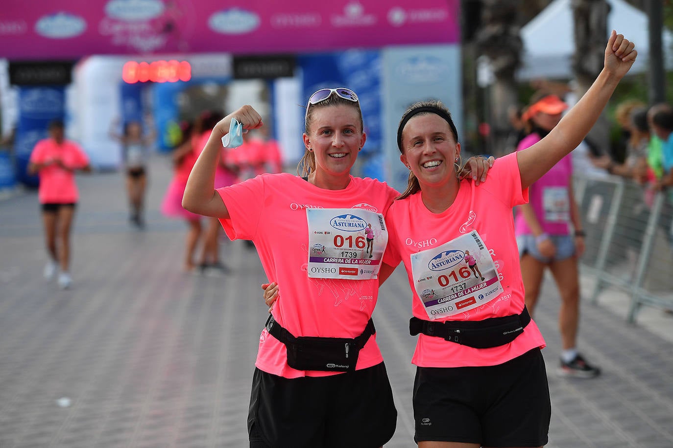 Una marea rosa tomó este sábado las calles de Valencia: 4.000 mujeres participaron ayer en la Carrera de la Mujer que tuvo lugar en la ciudad. En un ambiente festivo y después de un año de parón debido a la pandemia, las participantes recorrieron diferentes calles junto a la playa de la Malvarrosa. 