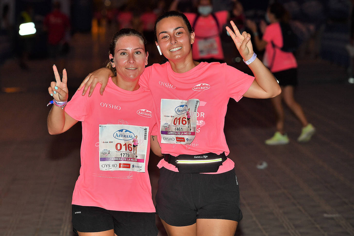 Una marea rosa tomó este sábado las calles de Valencia: 4.000 mujeres participaron ayer en la Carrera de la Mujer que tuvo lugar en la ciudad. En un ambiente festivo y después de un año de parón debido a la pandemia, las participantes recorrieron diferentes calles junto a la playa de la Malvarrosa. 