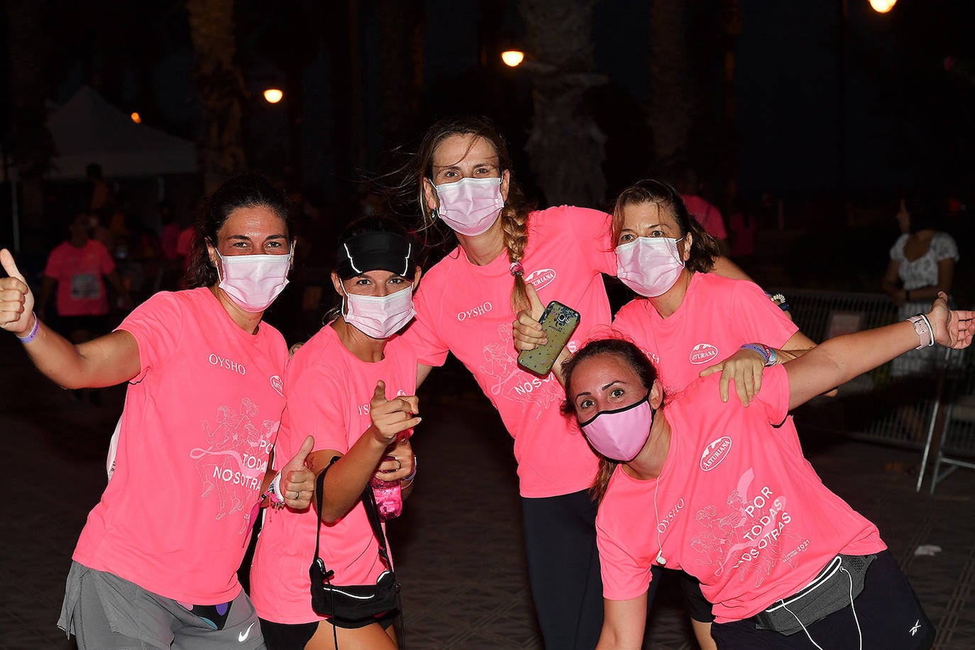 Una marea rosa tomó este sábado las calles de Valencia: 4.000 mujeres participaron ayer en la Carrera de la Mujer que tuvo lugar en la ciudad. En un ambiente festivo y después de un año de parón debido a la pandemia, las participantes recorrieron diferentes calles junto a la playa de la Malvarrosa. 