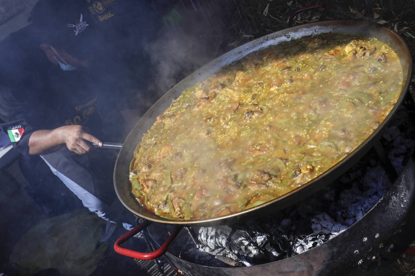 La localidad celebra una nueva edición del concurso internacional del plato tradicional valenciano