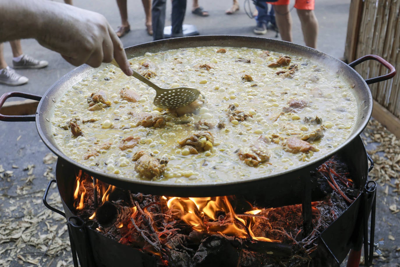 La localidad celebra una nueva edición del concurso internacional del plato tradicional valenciano