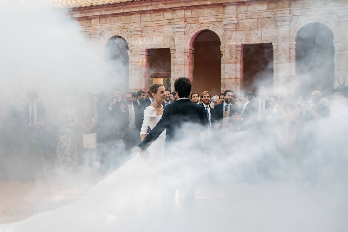 Yago Giménez y Paz Juárez se casan: las fotos de la boda de ensueño de los notarios en Valencia.