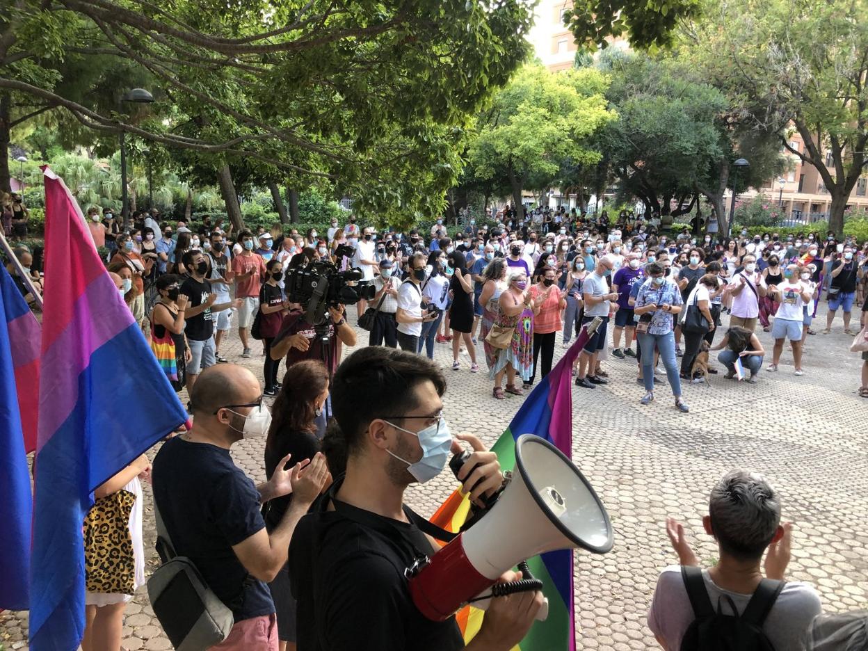 Concentración en repulsa de las agresiones homófobas en la plaza del Cedro. lp