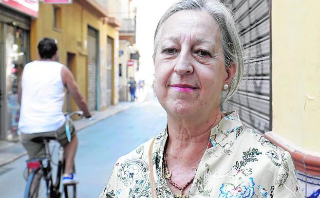 Locales cerrados. María Dolores Boronat cerró su espardenyeria en la calle Derechos en diciembre de 2019 tras una dura crisis.