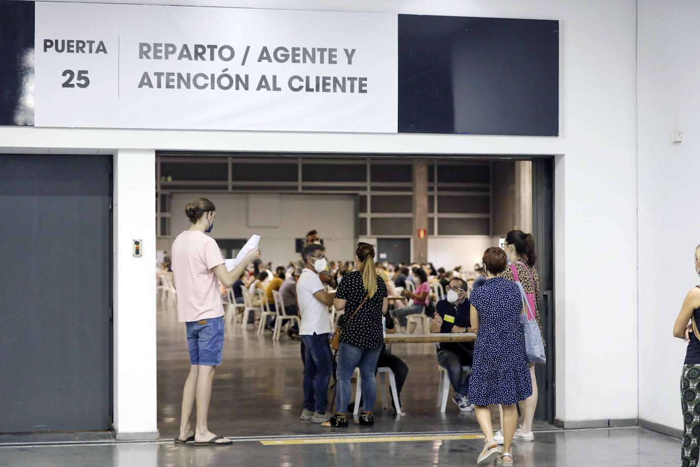 Miles de valencianos se han presentado a las oposiciones de Correos, que se han realizado en Feria Valencia. 