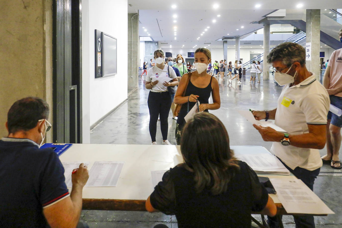 Miles de valencianos se han presentado a las oposiciones de Correos, que se han realizado en Feria Valencia. 