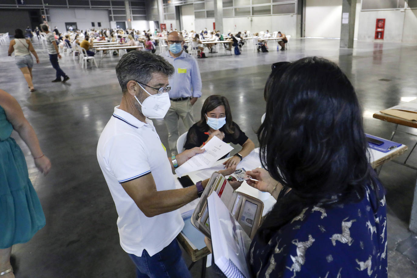 Miles de valencianos se han presentado a las oposiciones de Correos, que se han realizado en Feria Valencia. 