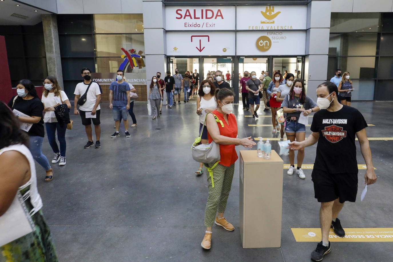 Miles de valencianos se han presentado a las oposiciones de Correos, que se han realizado en Feria Valencia. 