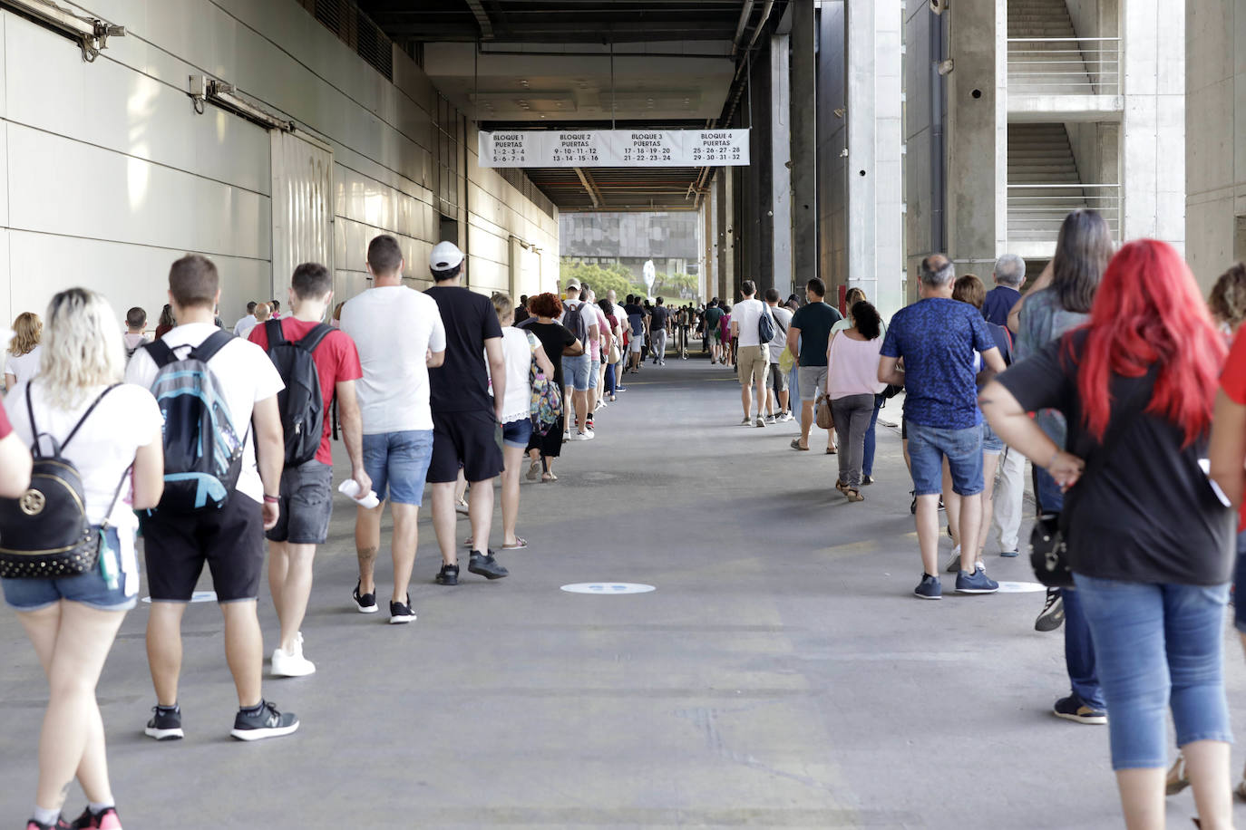 Miles de valencianos se han presentado a las oposiciones de Correos, que se han realizado en Feria Valencia. 