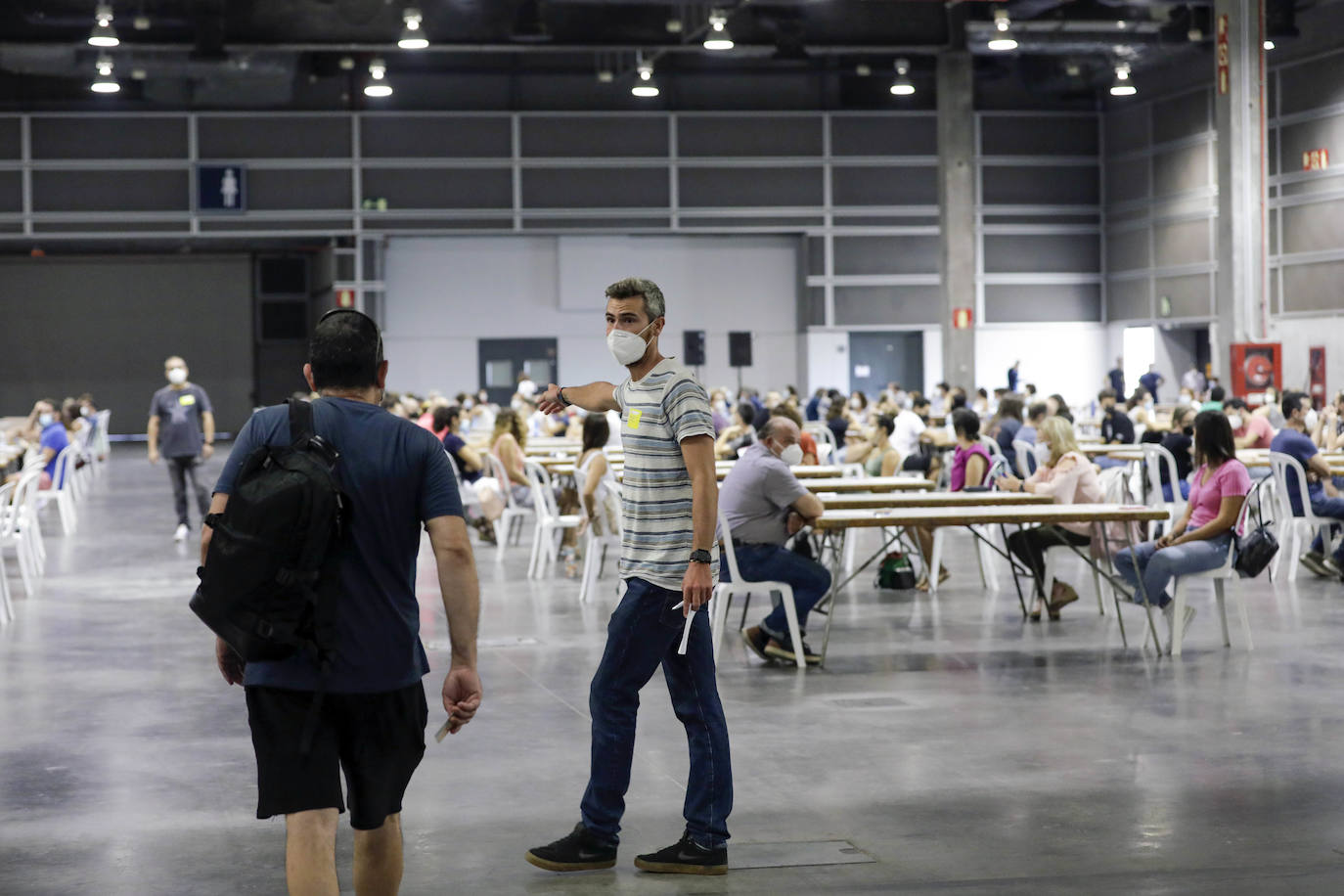 Miles de valencianos se han presentado a las oposiciones de Correos, que se han realizado en Feria Valencia. 