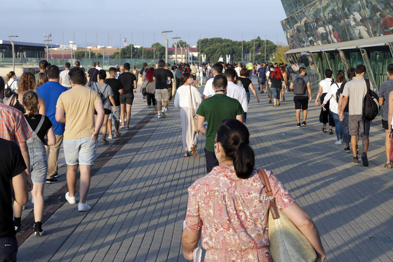 Miles de valencianos se han presentado a las oposiciones de Correos, que se han realizado en Feria Valencia. 