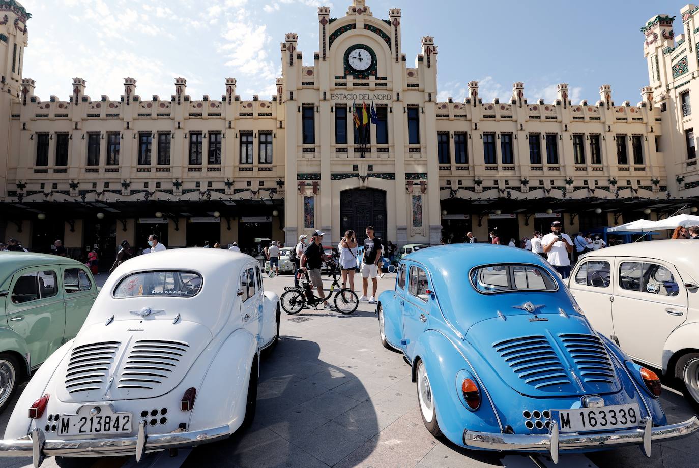 El Club Amigos Renault 4/4 celebra en la Estación del Norte la Concentración Nacional Mediterráneo 2021, recuperando para la memoria unos de los modelos más antiguos de la marca francesa