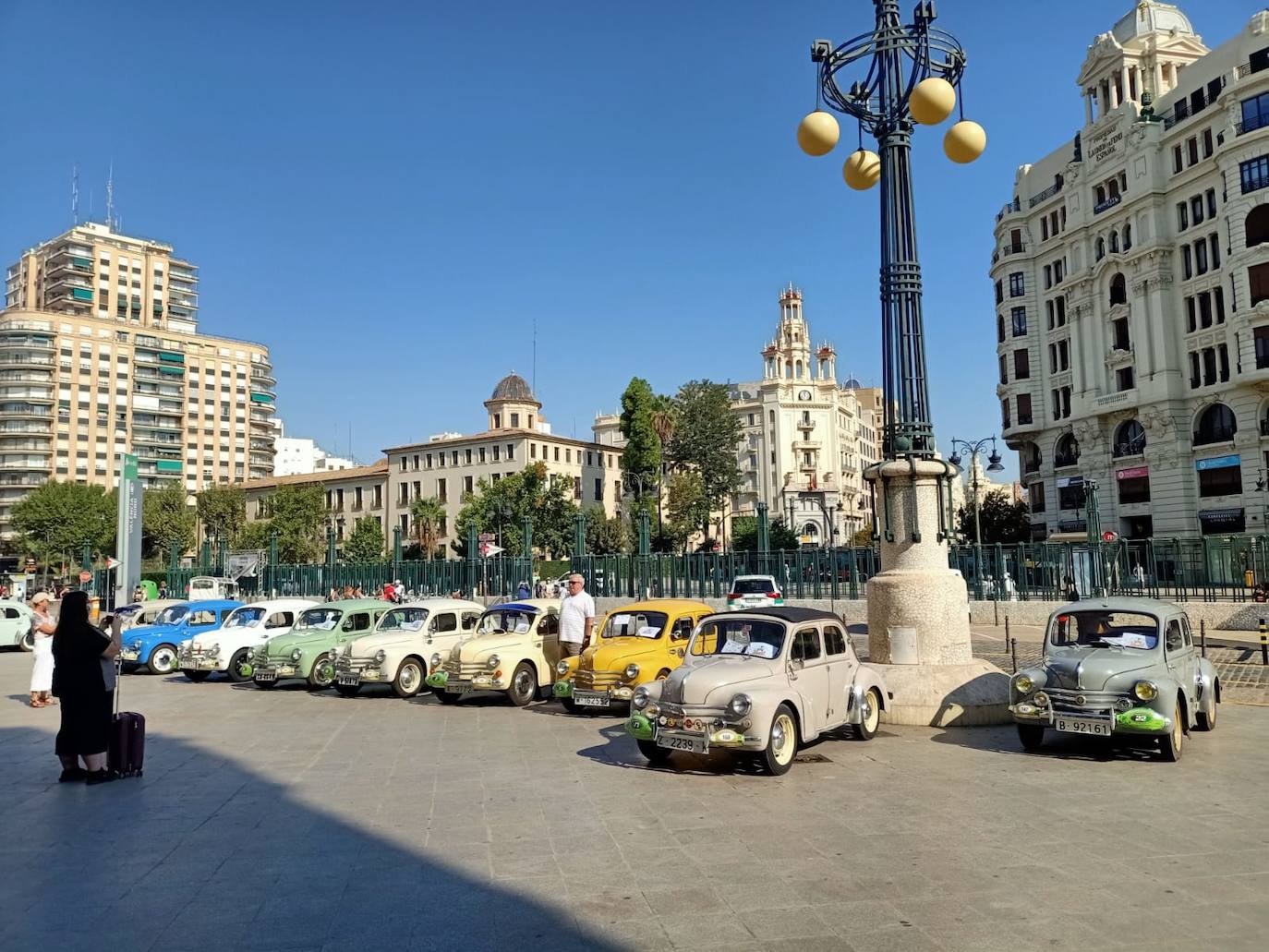 El Club Amigos Renault 4/4 celebra en la Estación del Norte la Concentración Nacional Mediterráneo 2021, recuperando para la memoria unos de los modelos más antiguos de la marca francesa