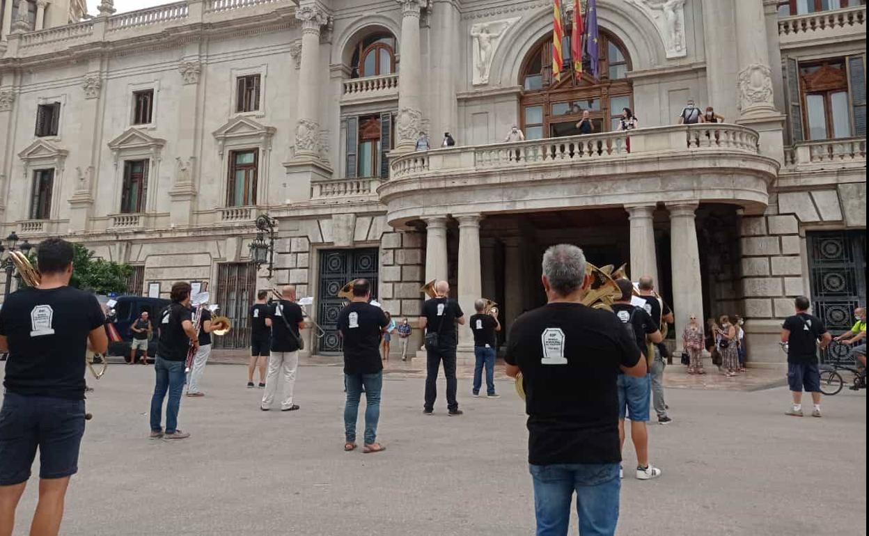 Concentración de músicos ante el Ayuntamiento de Valencia. 