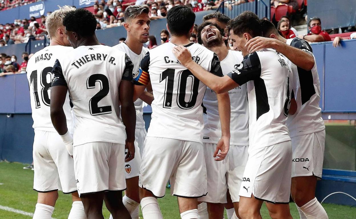 Los jugadores del Valencia se abrazan tras el gol de Guedes ante Osasuna