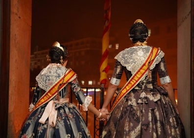 Imagen secundaria 1 - El homenaje a Picazo y las falleras mayores, Yaiza y María, en la cremà. 