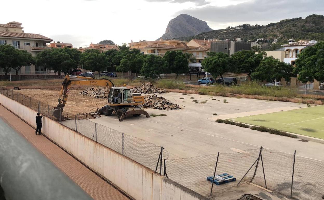 Las primera máquina trabajando en el terreno donde se empieza a construir la piscina cubierta de Xàbia. 