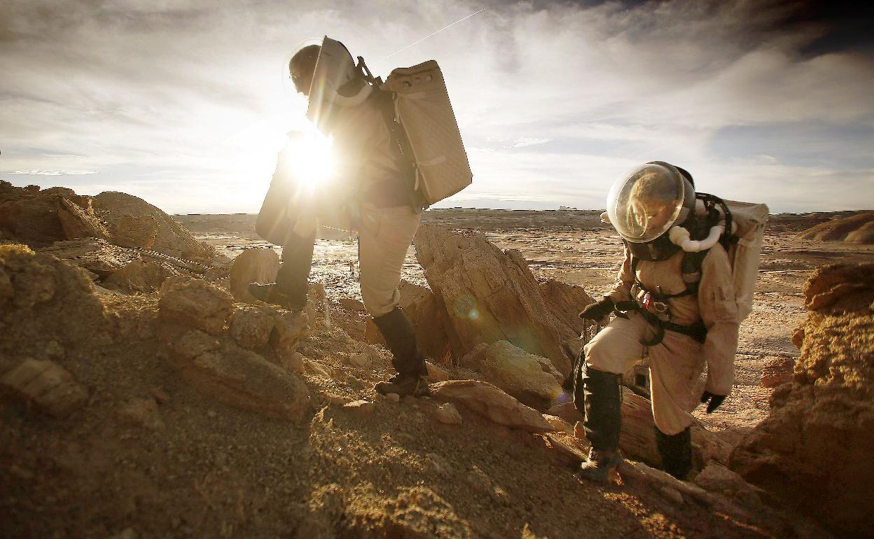 Miembros de la tripulación de la 125 B EuroMoonMars, recogen muestras en el exterior de la cápsula de la Mars Desert Research Station, en el desierto de Utah, Estados Unidos / 