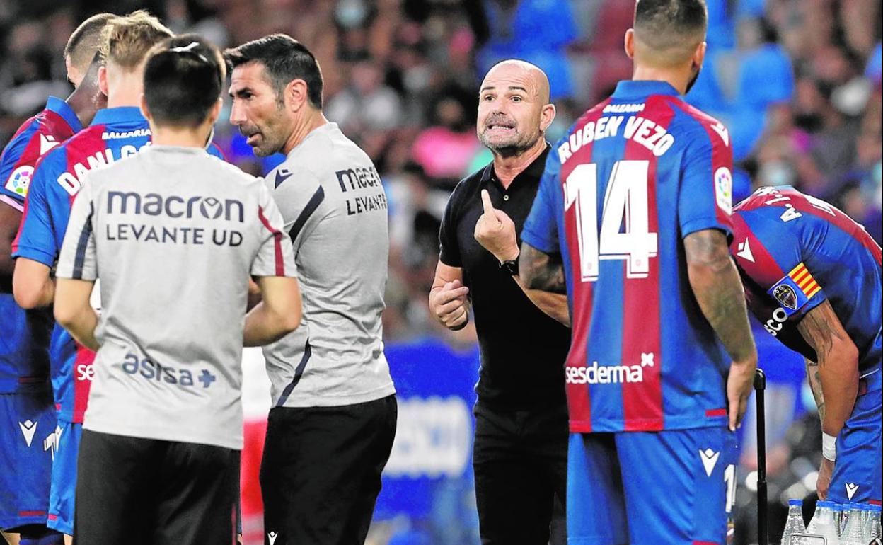 Paco López da indicaciones a los jugadores durante el encuentro con el Rayo Vallecano. 