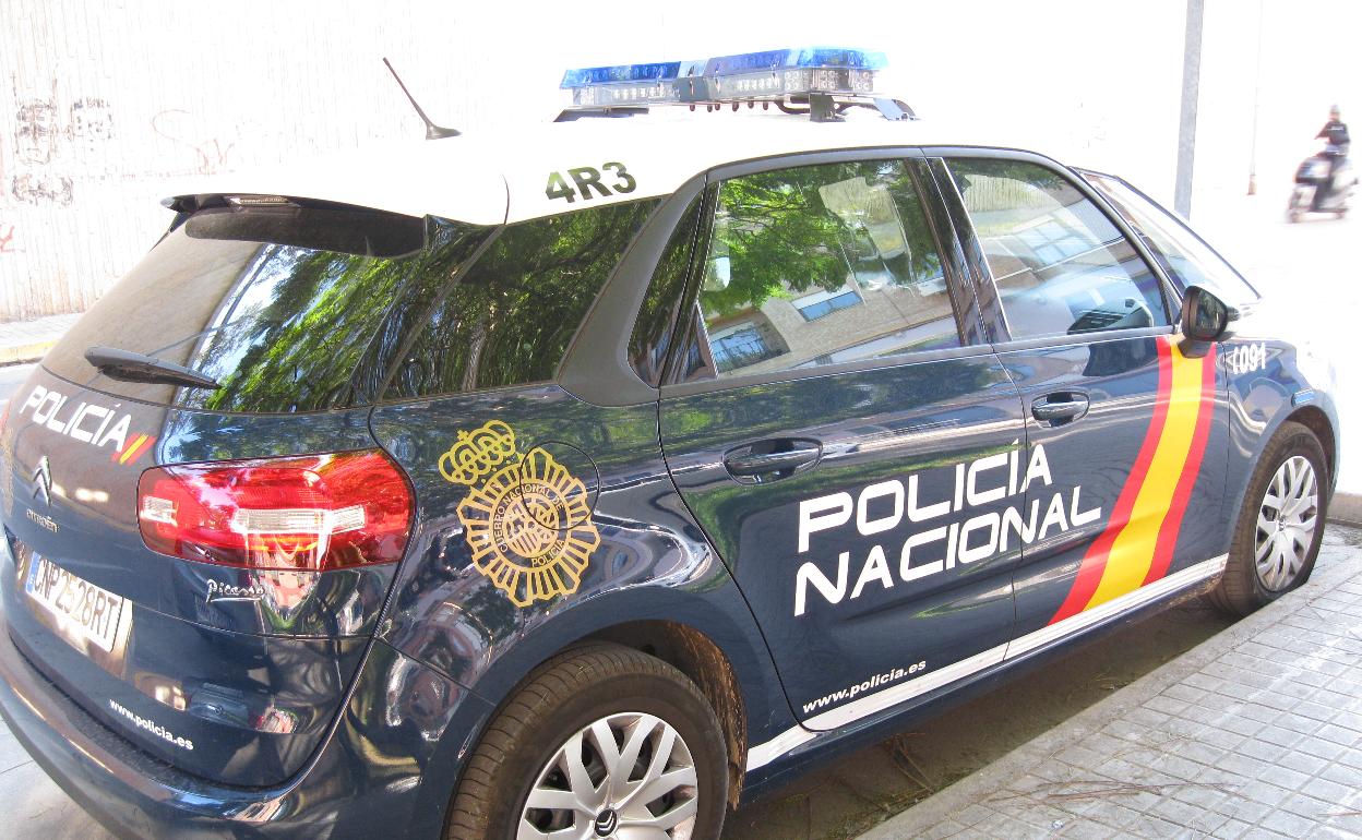 Un Policía Nacional salva a una mujer de morir ahogada en Piles