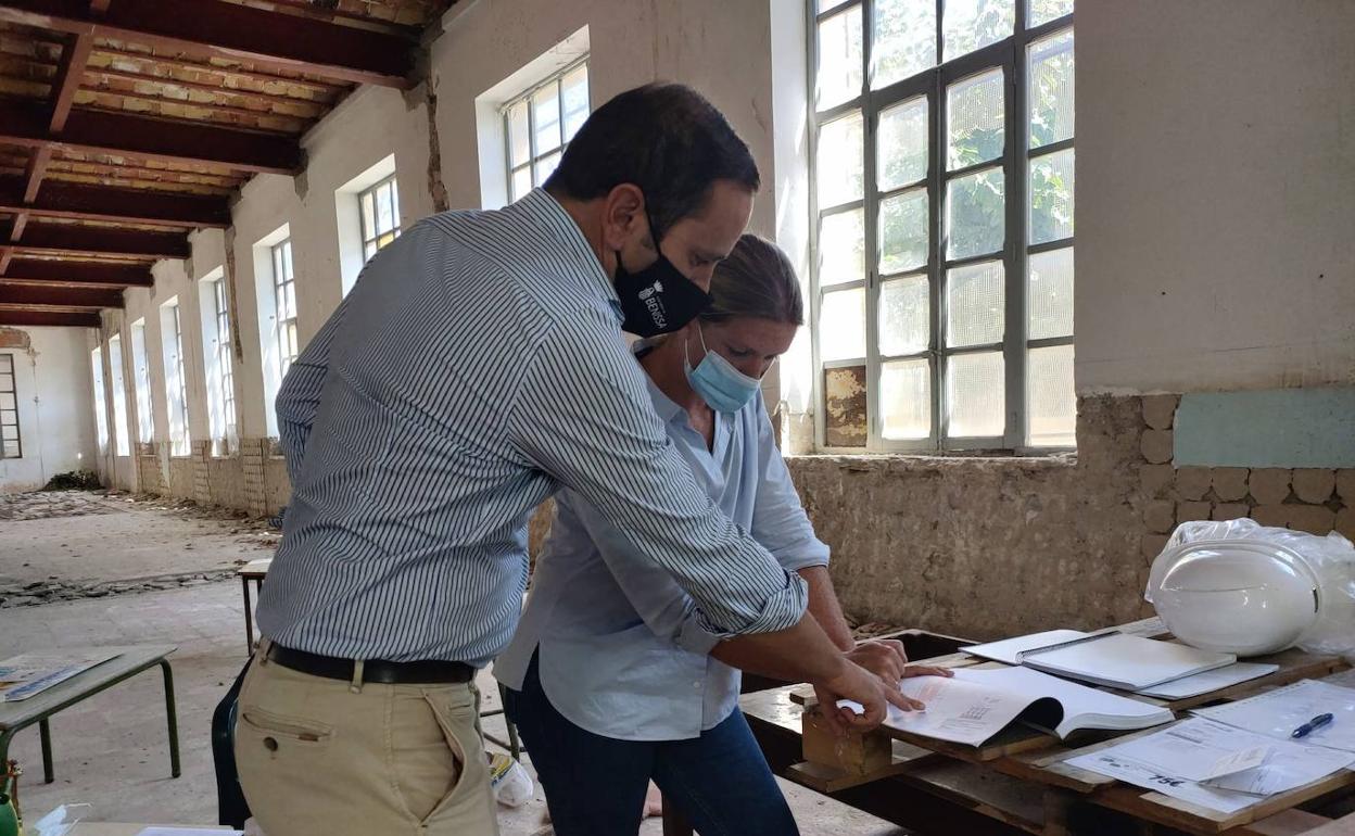 Arturo Poquet durante una visita a las obras en les Escoles Velles. 