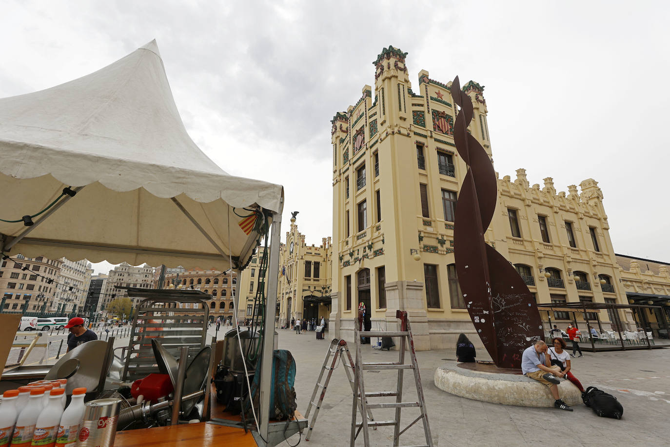 Churrerías, casetas de helado cerradas, terrazas de bares y pintadas por todas partes degradan el edificio modernista. La empresa Adif recibirá el proyecto para la rehabilitación integral de la emblemática construcción en marzo de 2022 y se ejecutará en tres fases durante años